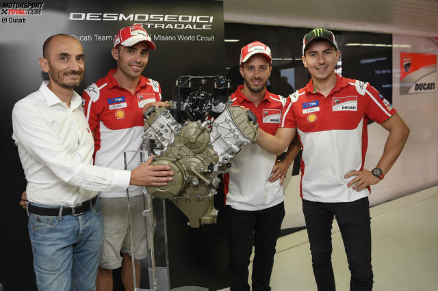 Claudio Domenicali (links) und seine MotoGP-Fahrer mit dem neuen V4-Motor.