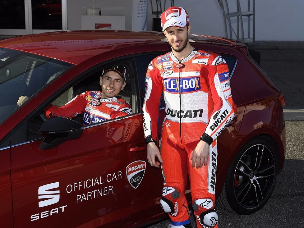 MotoGP-Fahrer Jorge Lorenzo und Andrea Dovizioso am Steuer des Leon CUPRA