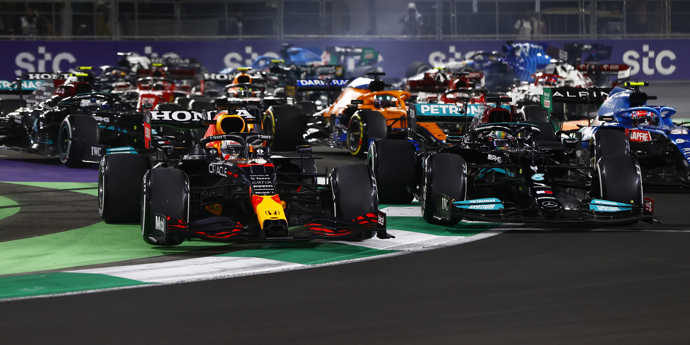 F1 Saudi-Arabien: Hamilton gewinnt völlig irres Duell mit Verstappen!