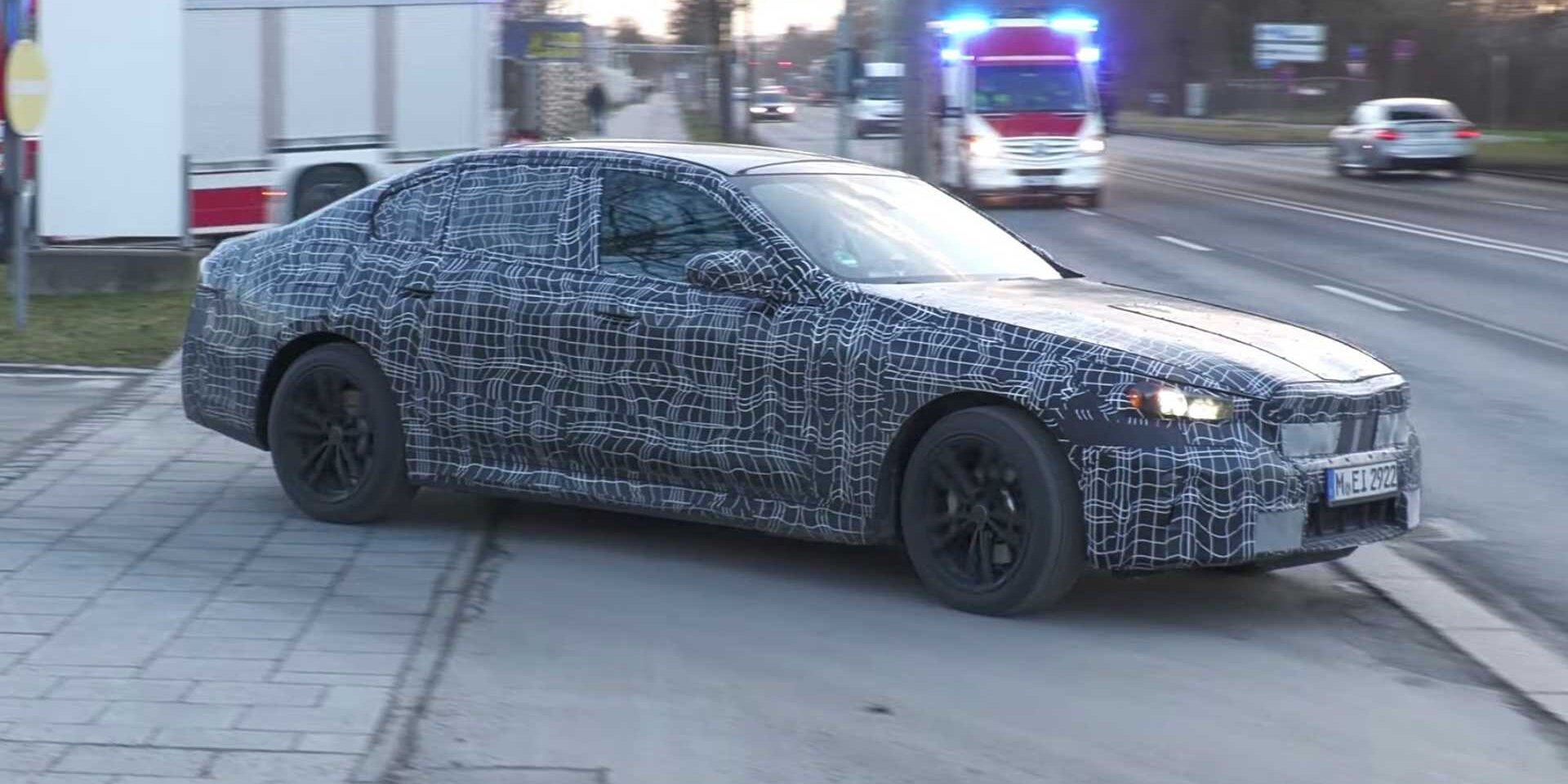 Neuer BMW 5er (2023) fährt als Erlkönig durch München