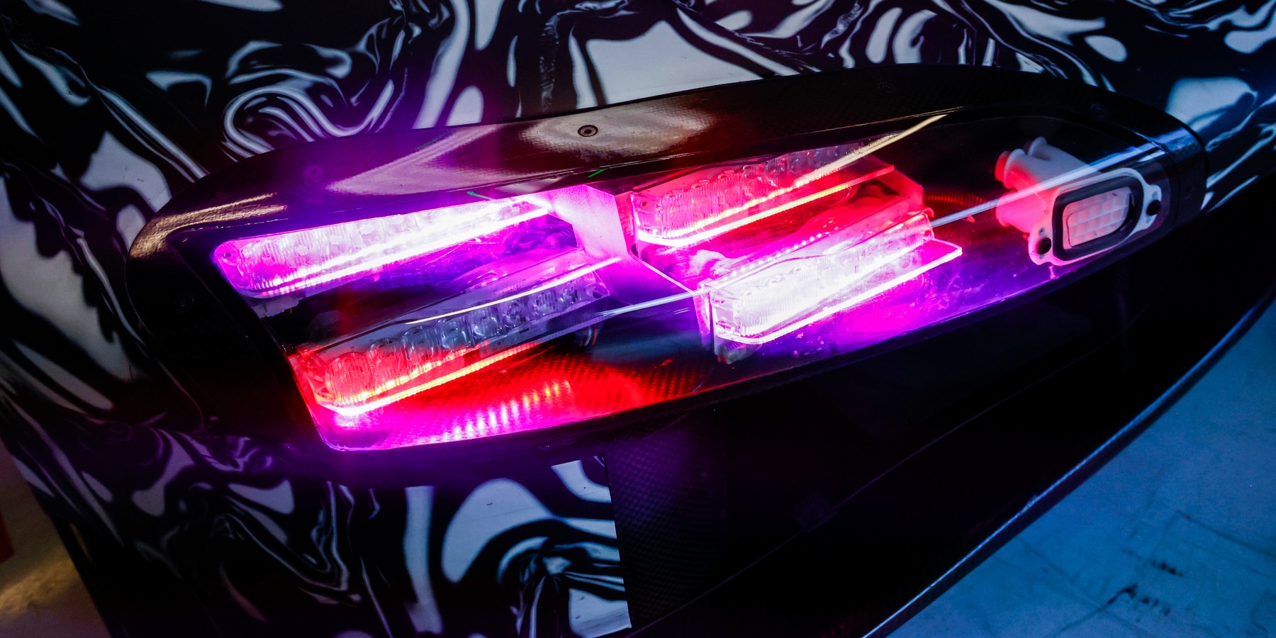Porsche 963 mit RGB-Scheinwerfern: Warum der LMDh pink leuchten kann