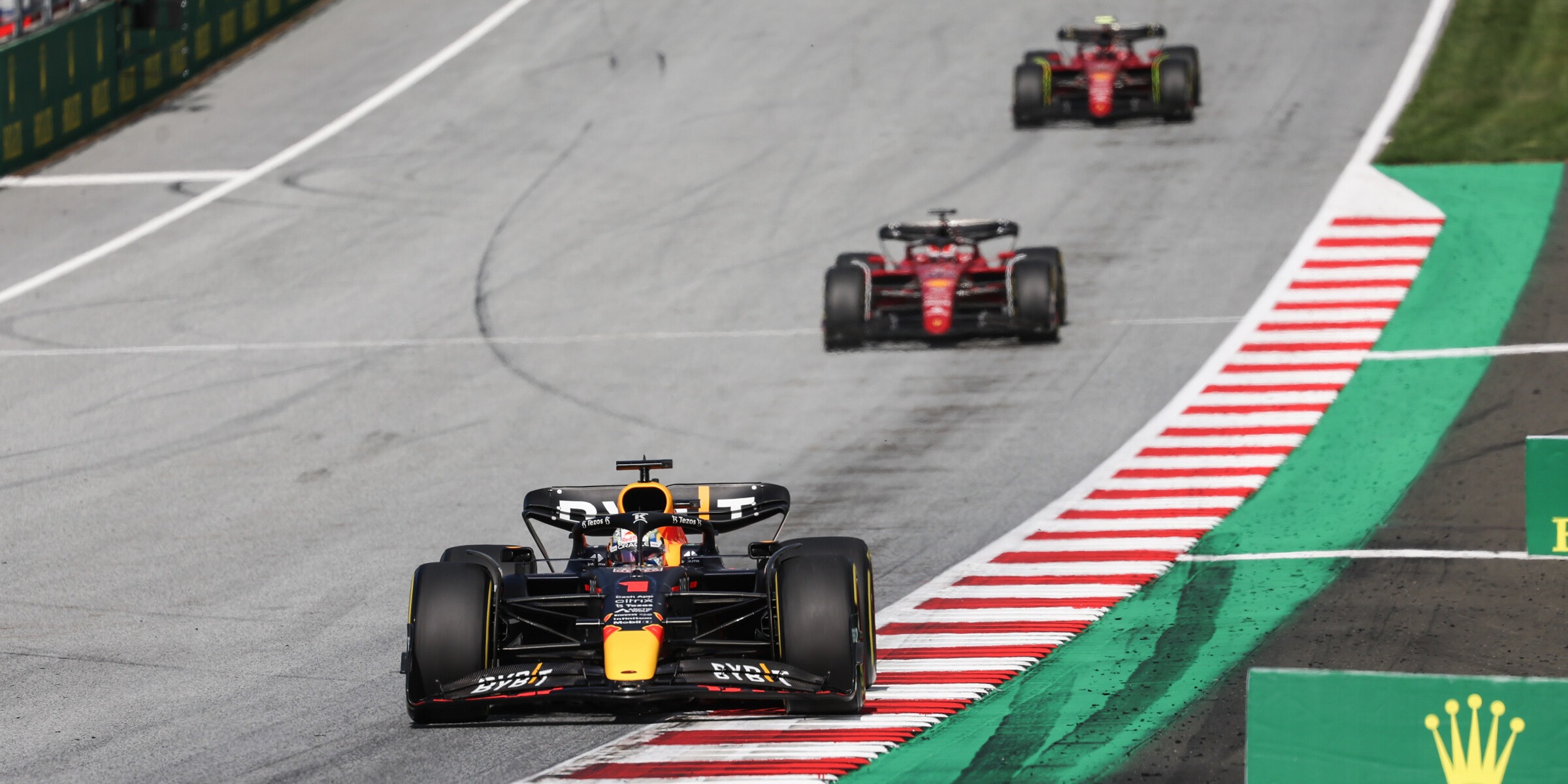 F1-Sprint Österreich: Verstappen gewinnt, Ferraris liefern sich heißes  Duell!