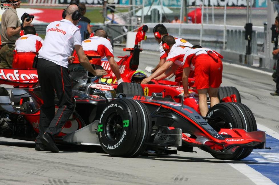 Fernando Alonso (McLaren-Mercedes), dahinter Felipe Massa (Ferrari) 