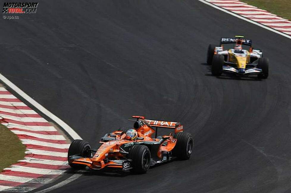 Adrian Sutil (Spyker) vor Heikki Kovalainen (Renault) 