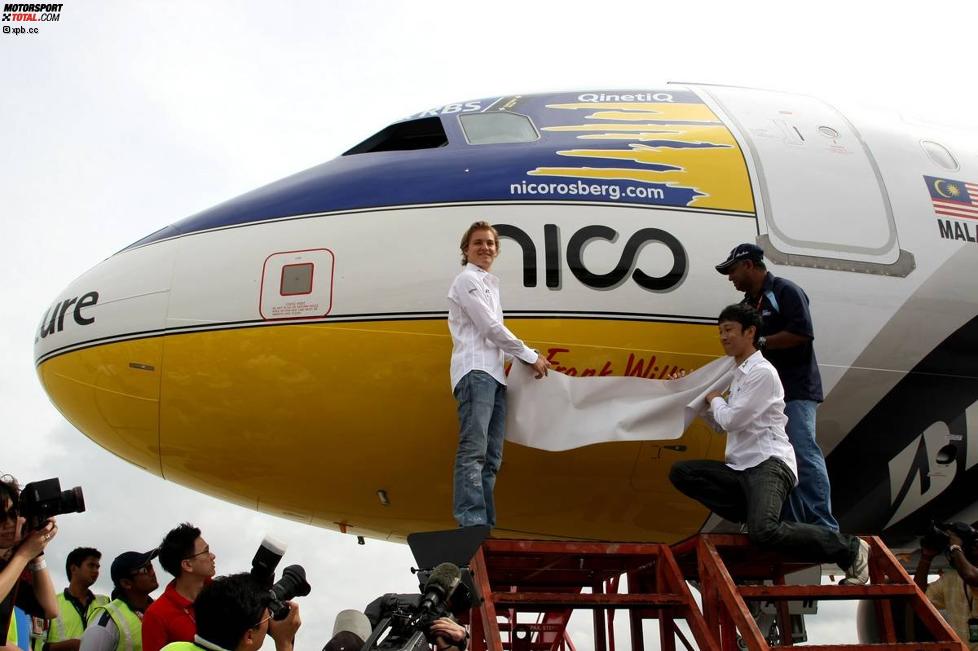 Nico Rosberg und Kazuki Nakajima enthüllen die Air Asia Maschine 