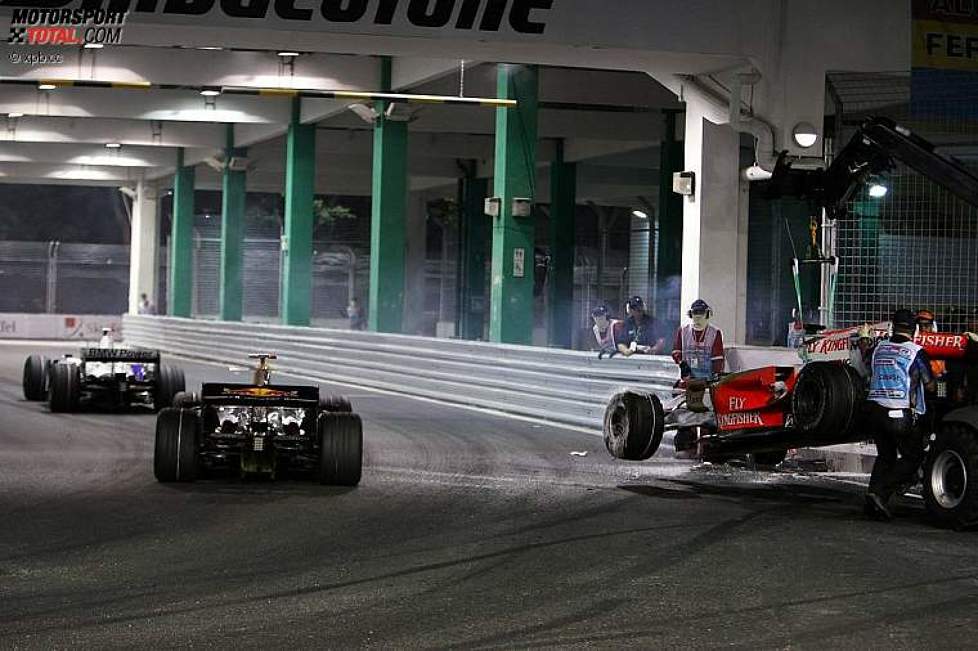 Das Auto vpn Adrian Sutil (Force India) wird geborgen