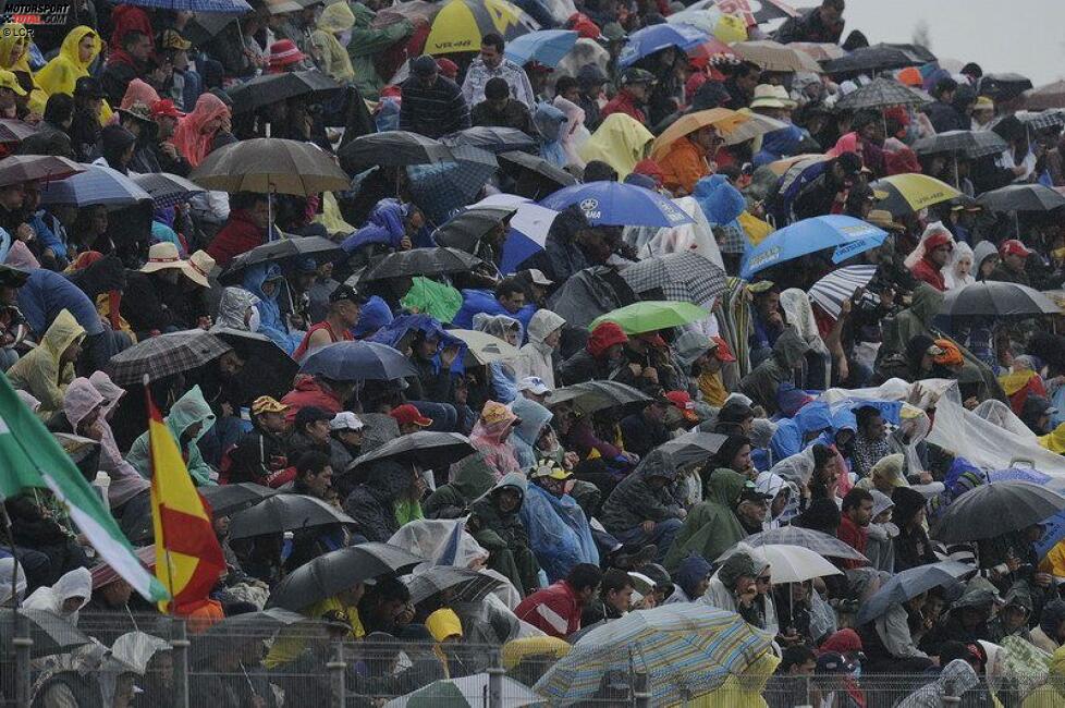 Die Fans im Regen von Jerez