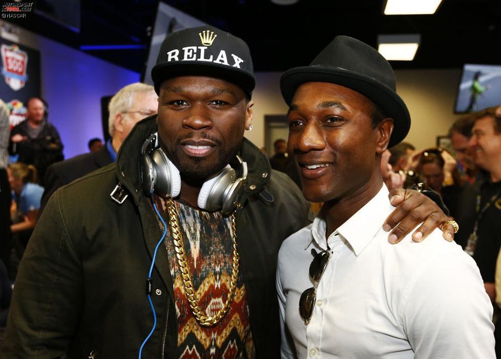 Rapper 50 Cent mit Sänger Aloe Blacc, der die Nationalhymne sang