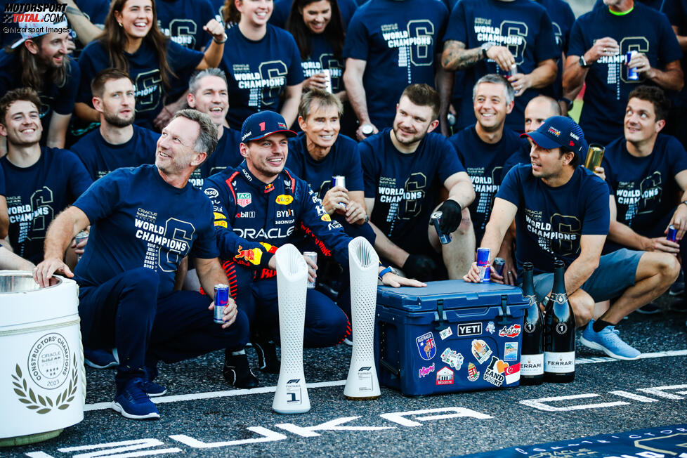 Christian Horner, Max Verstappen (Red Bull) und Sergio Perez (Red Bull) 