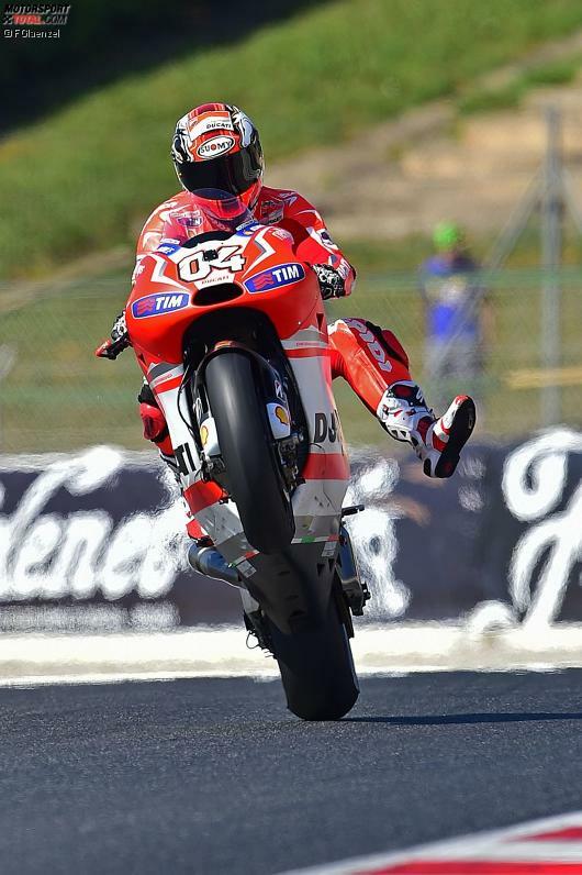 Andrea Dovizioso posiert mit der Ducati.
