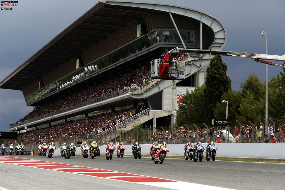 Knapp 93.000 Fans sehen auf den Tribünen eines der besten MotoGP-Rennen aller Zeiten. Beim Start übernimmt Yamaha das Kommando.
