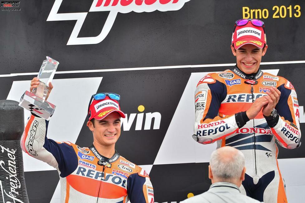 Und auch in Tschechien gewann Marquez vor Pedrosa und holte den vierten Sieg in Folge. Während Titelverteidiger Lorenzo in der Fahrerwertung immer mehr Boden verlor, wuchs auch der Abstand zwischen den beiden Honda-Werkspiloten. Plötzlich realisierte die MotoGP-Welt, dass Marquez bereits in seiner Rookie-Saison nach dem Titel greift.