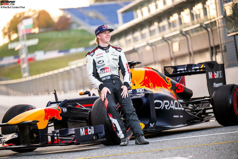 6. November 2024: Mit Kalle Rovanperä wagt sich ein weiterer Rallye-Weltmeister ans Steuer eines Formel-1-Autos. In Spielberg fährt der Finne einen Red Bull RB8, das Weltmeisterauto von Sebastian Vettel aus der Saison 2012.