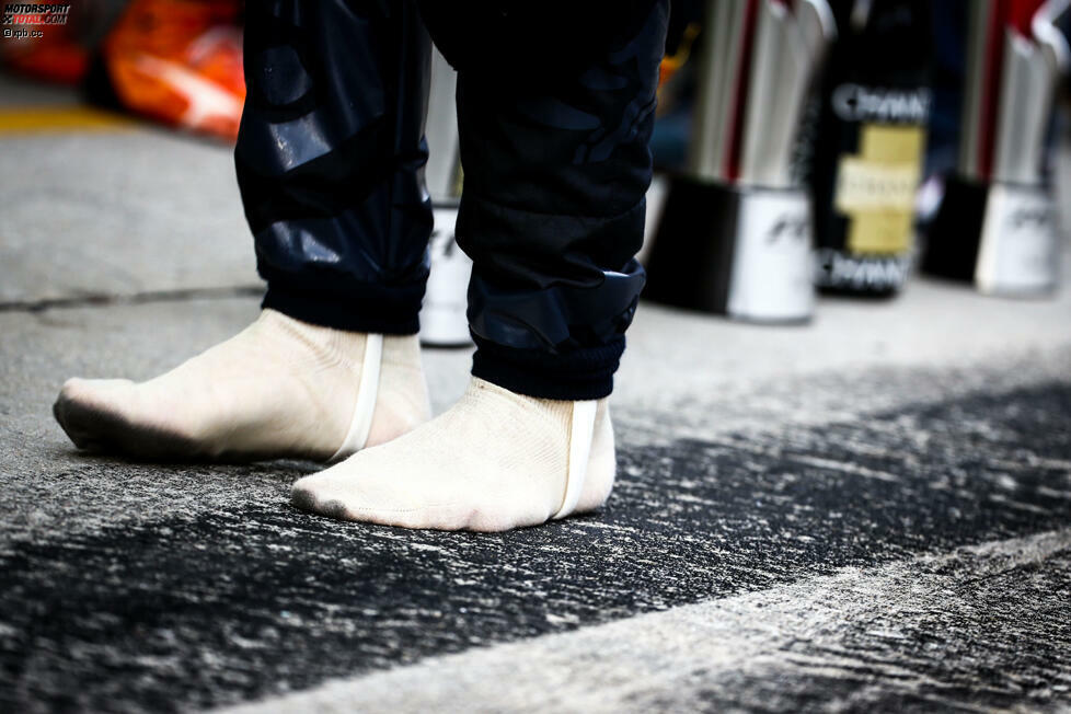 Hoffentlich hat er zumindest seine Schuhe wieder gefunden. Weil er seine Pumas auf dem Podium den Kollegen Verstappen, Horner und Rosberg zum Trinken reicht, bestreitet der Red-Bull-Star den Interviewmarathon kurzerhand in seinen Socken.