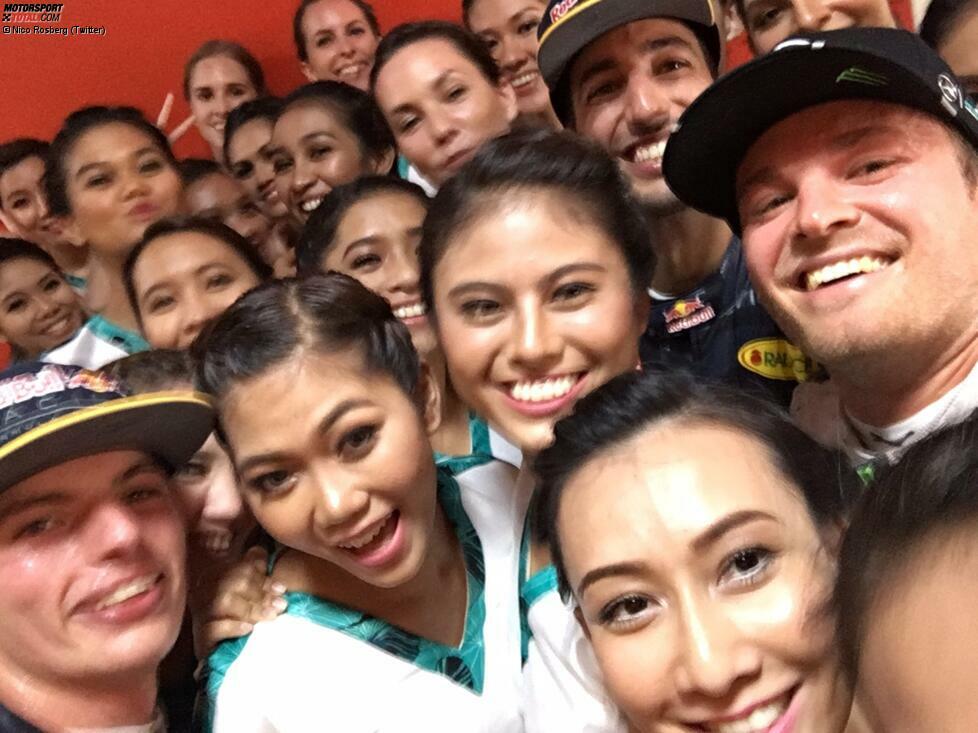 Eine neue Tradition hält in der Formel 1 Einzug: das Podium-Selfie. Nico Rosberg gilt jetzt schon als Spezialist dafür.