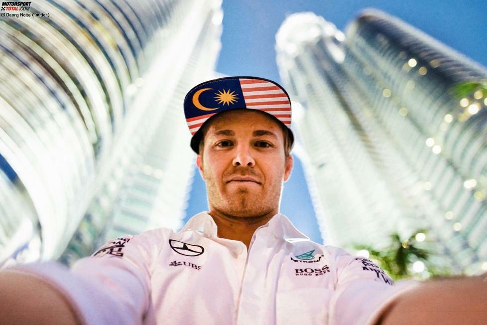 Generell kennt sich der Mercedes-Star mit Selfies aus. Hier bei einem Termin für einen Sponsor vor den Petronas-Twin-Towers in Kuala Lumpur.