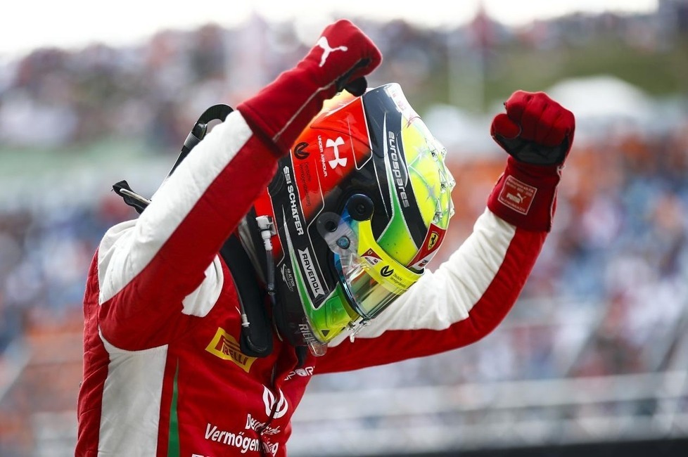 Auf dem Hungaroring gewinnt Mick Schumacher sein erstes Formel-2-Rennen: So bejubelt der Ferrari-Junior seinen Premierensieg