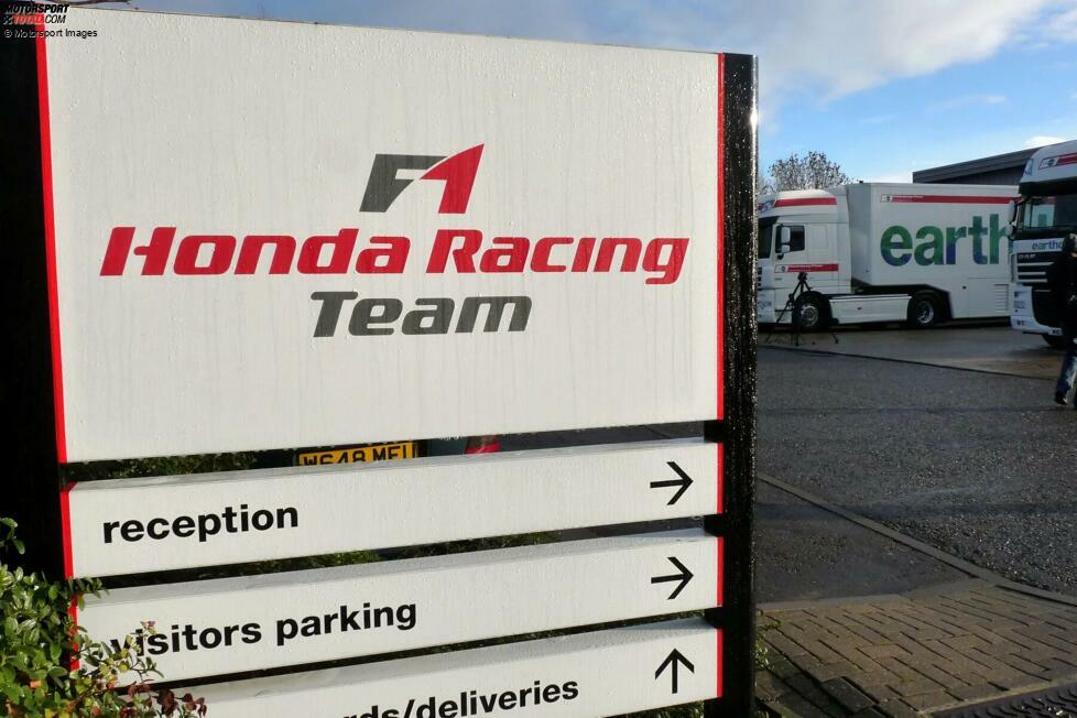 2008: Honda beendet das Werksprojekt in der Formel 1 und verkauft das Team für einen Dollar an Ross Brawn, der den Rennstall umbenennt - und 2009 in der ersten Saison unter dem neuen Reglement beide WM-Titel gewinnt.