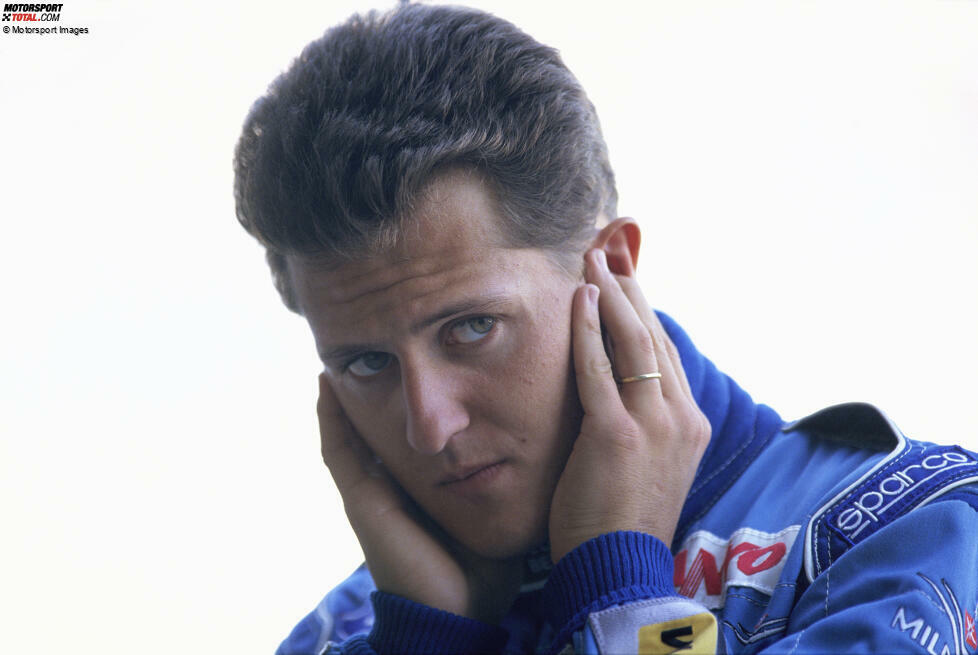 ... Schumacher verliert nicht nur den zweiten Platz hinter Hill in Silverstone, sondern wird später sogar für zwei Rennen gesperrt. Benetton geht in Berufung, die Verhandlungen ziehen sich hin.