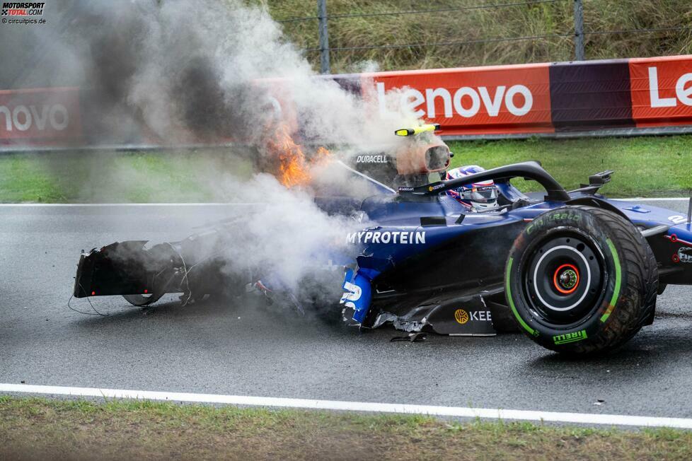 Nach dem Unfall fängt das Auto von Sargeant am Heck sogar Feuer.