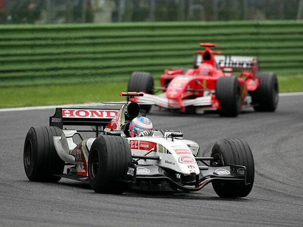 Titel-Bild zur News: Jenson Button vor Michael Schumacher