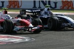 Alexander Wurz (Williams) wehrt sich gegen Jarno Trulli (Toyota) 