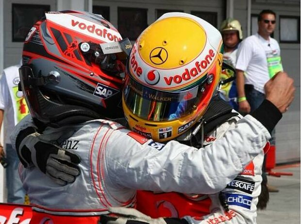 Titel-Bild zur News: Heikki Kovalainen und Lewis Hamilton