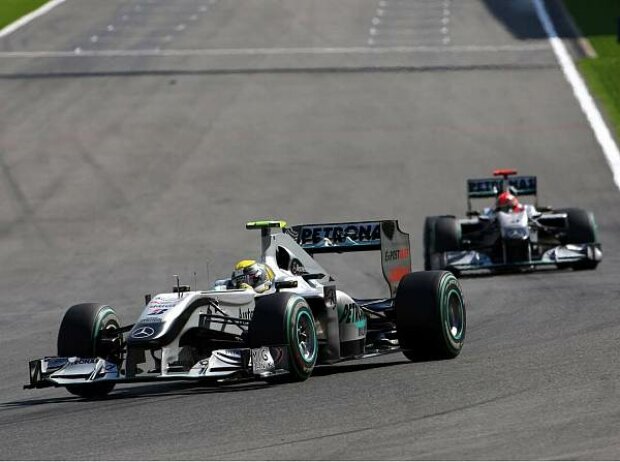 Nico Rosberg vor Michael Schumacher