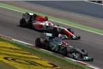 Michael Schumacher (Mercedes) und Narain Karthikeyan (HRT) 