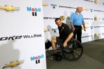 Tony Stewart wie er leibt und lebt: Auch im (vorübergehenden) Rollstuhl zu Scherzen aufgelegt