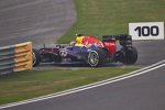 Mark Webber (Red Bull) parkt sein Auto mit einer defekten Lichtmaschine