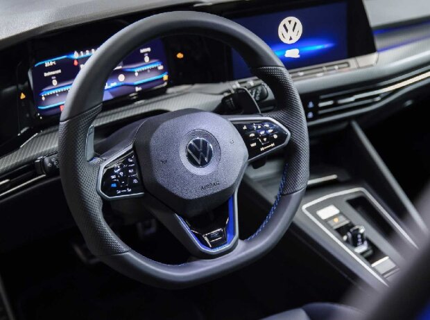 VW Golf R Variant (2021) fast ungetarnt erwischt