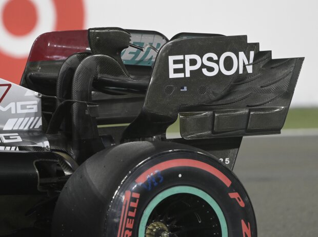 Titel-Bild zur News: Heckflügel am Mercedes F1 W12 von Valtteri Bottas, Grand Prix von Katar 2021