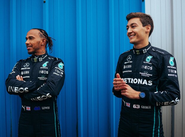 Titel-Bild zur News: Lewis Hamilton und George Russell in ihren Rennoveralls bei Mercedes in der Formel-1-Saison 2022