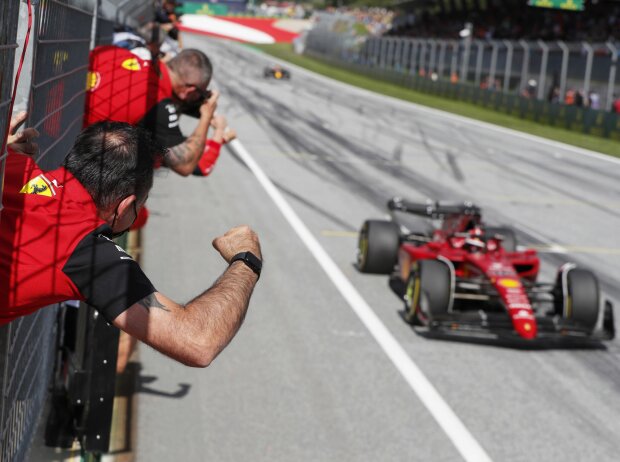 Titel-Bild zur News: Charles Leclerc (Ferrari F1-75) fährt beim Formel-1-Rennen in Spielberg 2022 als Sieger über die Ziellinie