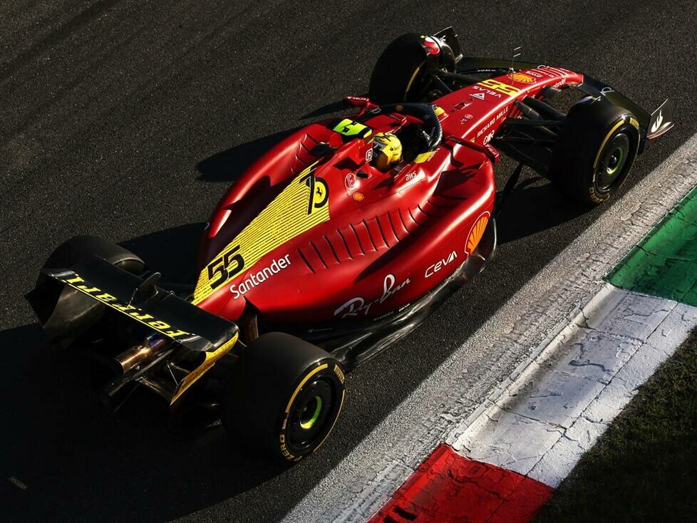Carlos Sainz im Ferrari F1-75 im Sonderdesign für das Formel-1-Rennen in Monza 2022