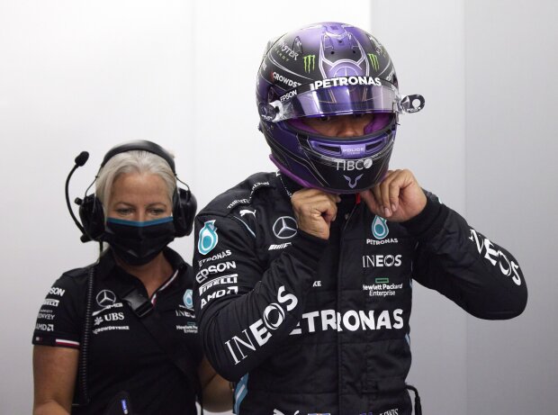 Physiotherapeutin Angela Cullen und Formel-1-Fahrer Lewis Hamilton in der Mercedes-Box