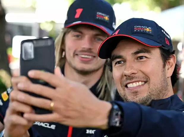 Titel-Bild zur News: Sergio Perez macht ein Selfie mit Max Verstappen in Melbourne 2023