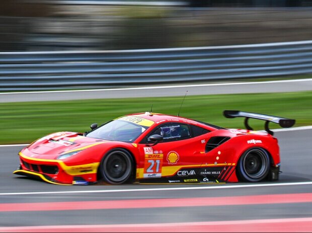 Titel-Bild zur News: Der AF-Corse-Ferrari #21 muss neu aufgebaut werden und hat für das Rennen eine Strafe