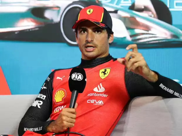 Titel-Bild zur News: Carlos Sainz (Ferrari) spricht nach dem Qualifying zum Formel-1-Rennen in Miami 2023