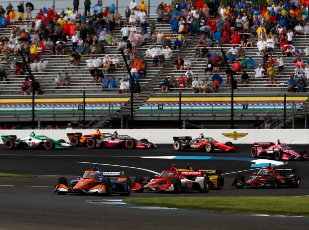 Titel-Bild zur News: IndyCar-Action auf dem Indianapolis-Rundkurs