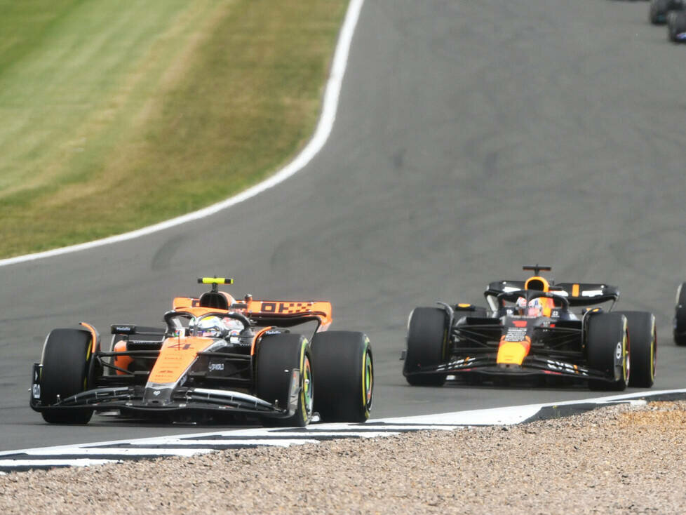 Lando Norris (McLaren MCL60) vor Max Verstappen (Red Bull RB19) beim Formel-1-Rennen in Silverstone 2023