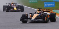 Oscar Piastri im McLaren MCL60 vor Max Verstappen im Red Bull RB19 im Sprint in Spa 2023