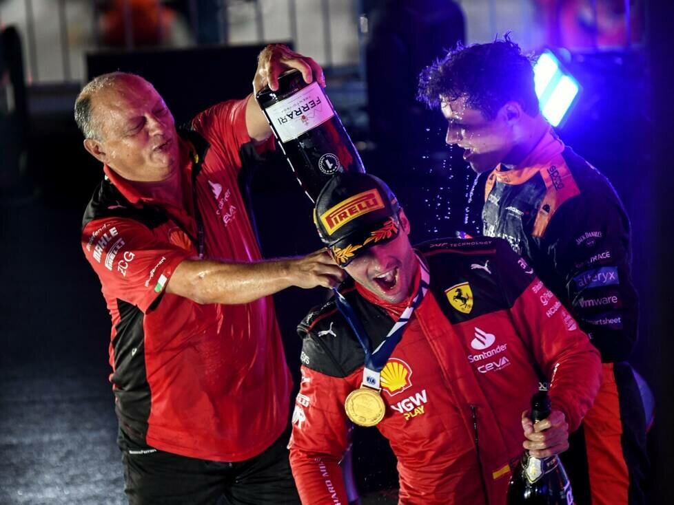 Carlos Sainz auf dem Formel-1-Podium in Singapur 2023