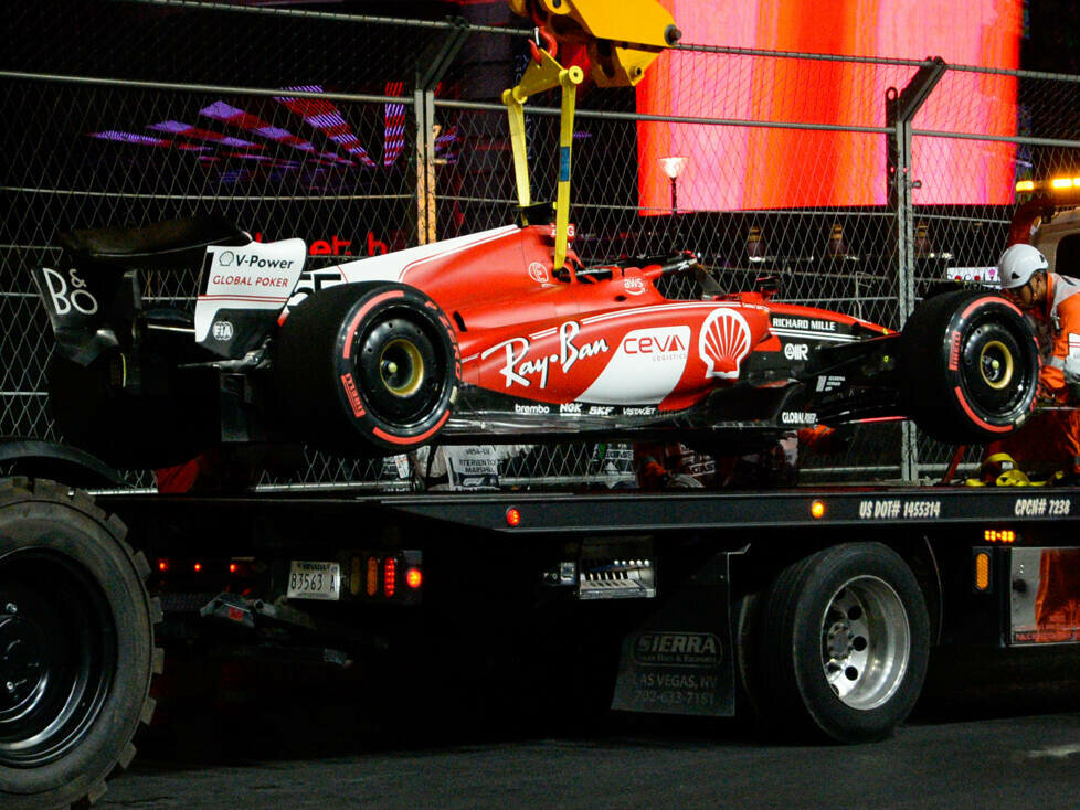 Das unfallauto von Carlos Sainz (Ferrari SF-23) beim Training zum Formel-1-Rennen in Las Vegas 2023