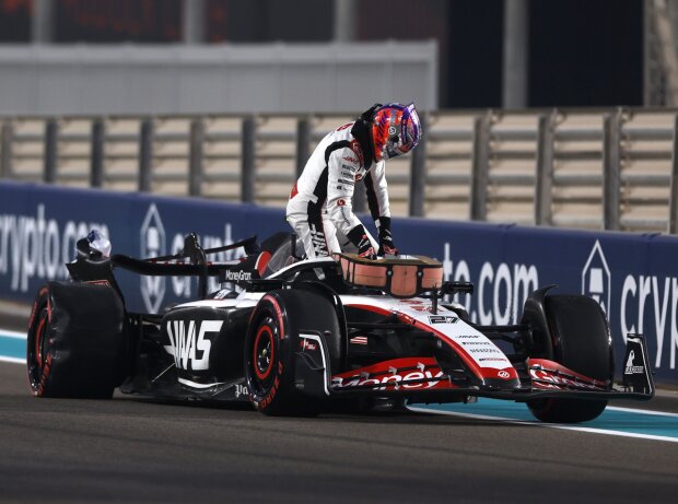 Titel-Bild zur News: Nico Hülkenberg (Haas VF-23) verunfallt im Training zum Formel-1-Rennen in Abu Dhabi 2023