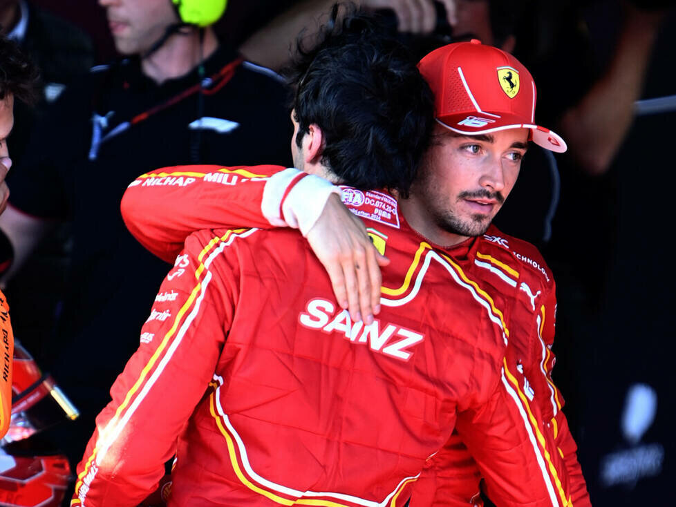 Umarmung zwischen Carlos Sainz und Charles Leclerc nach dem Formel-1-Rennen in Melbourne 2024