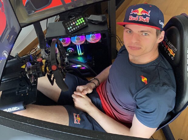 Titel-Bild zur News: Max Verstappen in seinem Simulator in Monaco