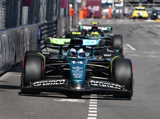 Titel-Bild zur News: Fernando Alonso (Aston Martin) vor Lewis Hamilton (Mercedes) beim Formel-1-Rennen in Monaco 2024