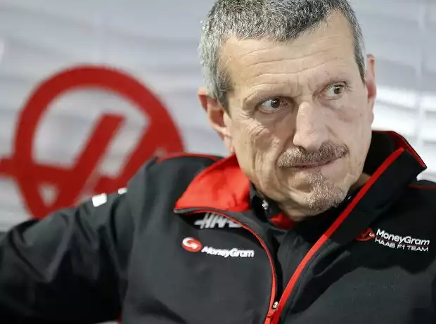 Titel-Bild zur News: Der frühere Formel-1-Teamchef Günther Steiner vor einem Haas-Logo